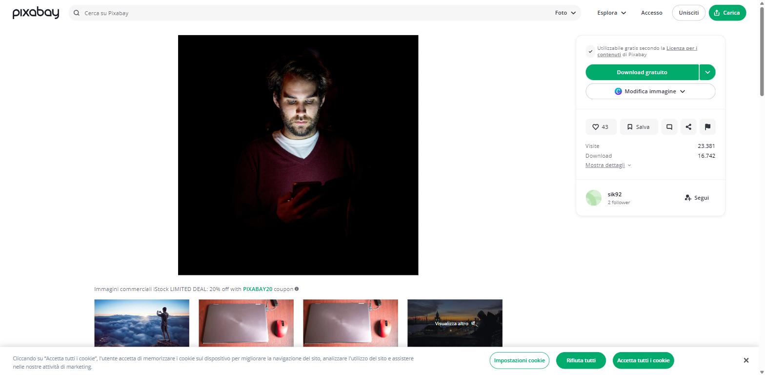 Dipendenza dal Cellulare nei Giovani: Conseguenze e il Ritorno al Dialogo con SocialStation