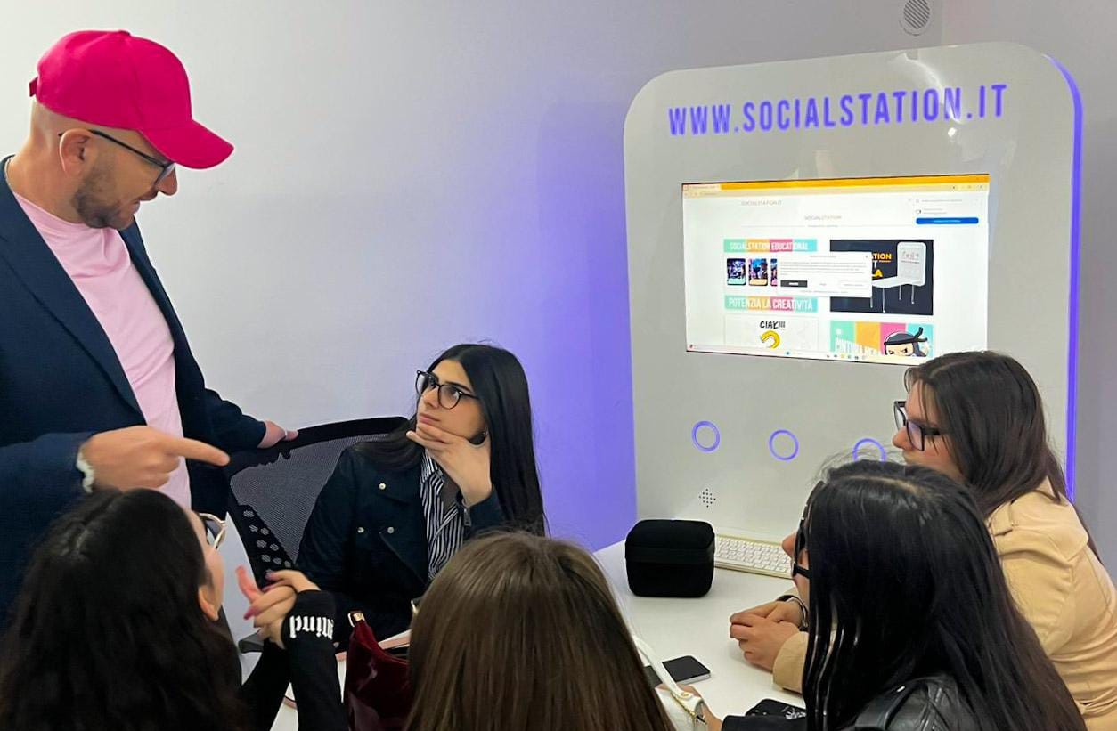 L'isolamento digitale è un'emergenza sociale. SocialStation è la risposta.