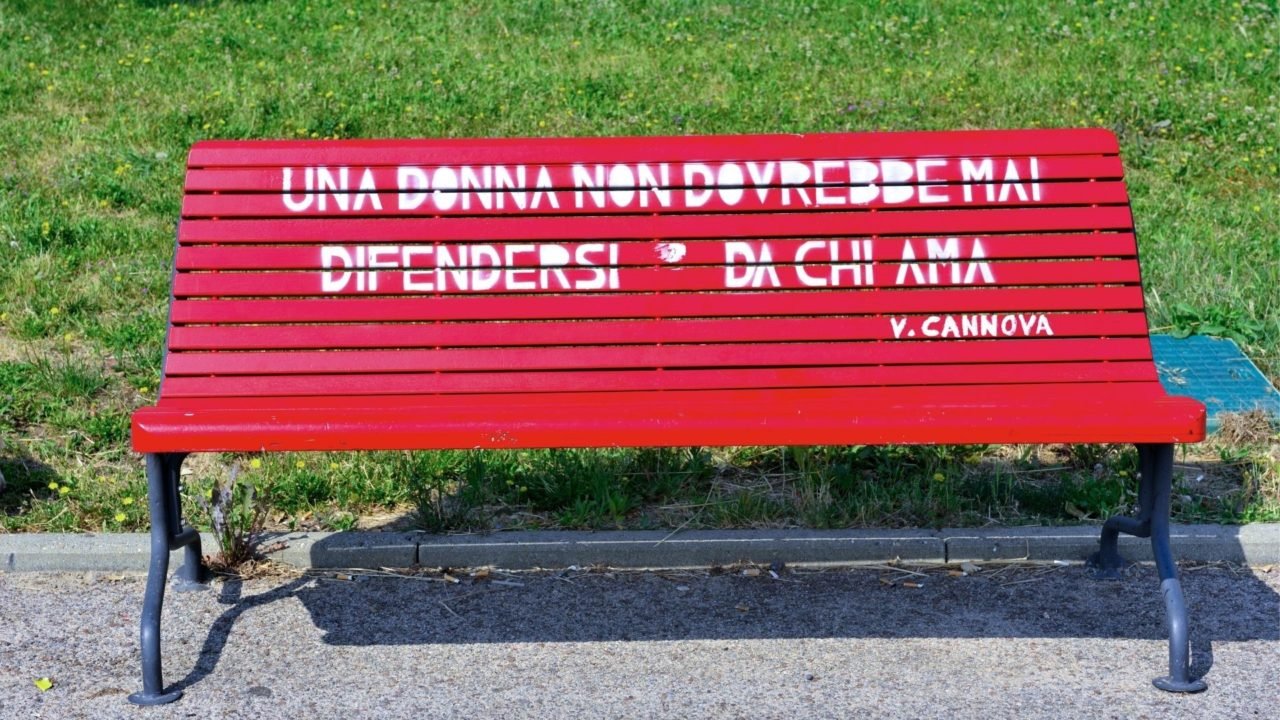 Flash mob contro la violenza sulle donne a Napoli