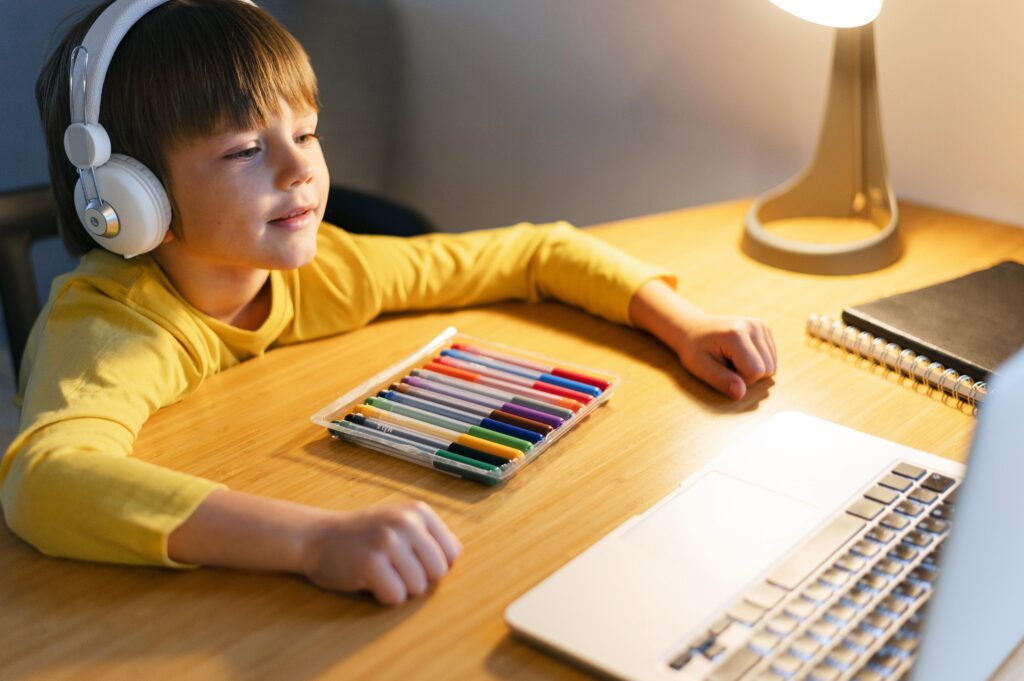 Neapolitan Edu Power Bambino che ascolta e studia musica Napoletana