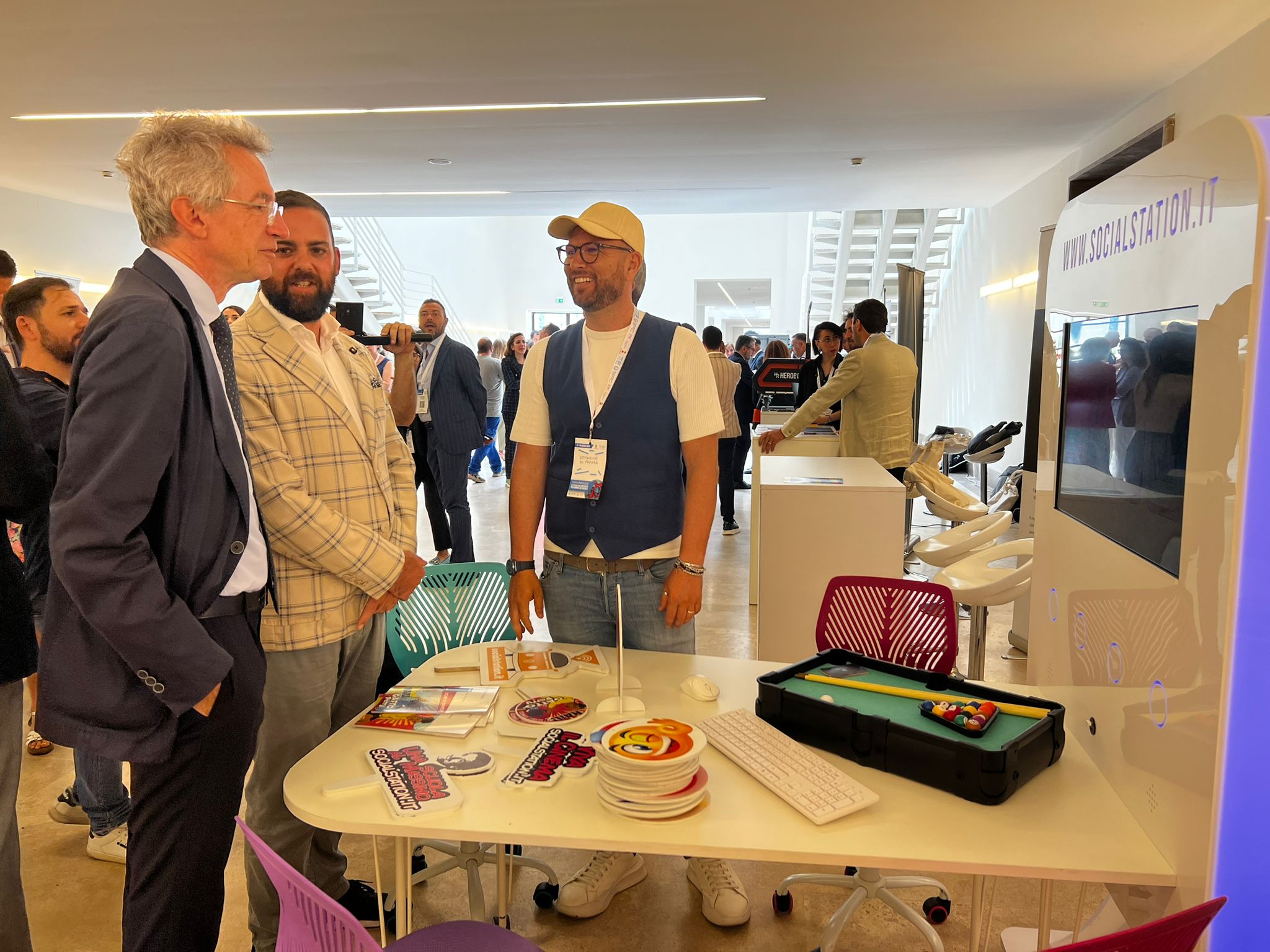 SocialStation: Un Ponte tra Creatività Individuale e Collaborazione nell’Era delle Intelligenze Artificiali