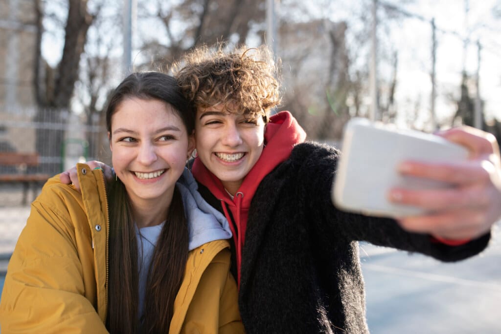 SocialStation.it Lancia la Campagna ‘Tutti Parlano, Io Ascolto’: Un Movimento per Promuovere l’Ascolto Attivo tra i Giovani