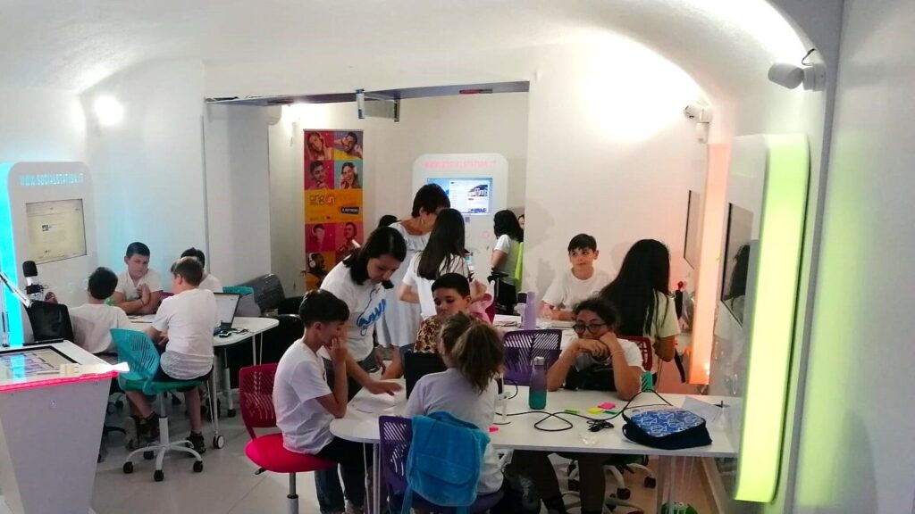 ### SocialStation: La Rivoluzione della Scrivania Digitale 🚀💡 **Tutti hanno una scrivania per lavorare, tutti hanno interagito con un infodisplay, ma solo in pochi hanno SocialStation. Prima non esisteva, e adesso c'è.** --- Immagina di entrare in una scuola, un ufficio, o una biblioteca. Vedi persone sedute alle loro scrivanie, ognuna concentrata sul proprio lavoro. Tutti utilizzano i loro computer, navigano tra le varie schermate degli infodisplay, ma qualcosa manca. Qualcosa che possa davvero fare la differenza nel modo in cui apprendiamo e lavoriamo. Ecco che entra in scena **SocialStation**. Una rivoluzione, un cambiamento, una nuova era per l'interazione digitale. ### **La Rivoluzione della Scrivania Digitale** 💻 **Prima: La Scrivania Tradizionale** - Ogni studente e lavoratore ha una scrivania. È il loro spazio personale dove svolgono le attività quotidiane. Un luogo statico, spesso monotono, dove la tecnologia è limitata a uno schermo e una tastiera. 📺 **Prima: L'Infodisplay** - Gli infodisplay sono ovunque: negli uffici, nelle scuole, nelle sale d'attesa. Forniscono informazioni, ma l'interazione è superficiale, spesso limitata alla visualizzazione passiva di contenuti. 🚀 **Ora: SocialStation** - **SocialStation** trasforma queste esperienze. Non è solo una scrivania, non è solo un infodisplay. È un'esperienza immersiva che integra tecnologia avanzata con un design interattivo e intuitivo. Prima non esisteva, e adesso c'è. ### **Cosa Rende SocialStation Unica?** 1. **Interattività Senza Precedenti** - SocialStation offre un livello di interattività che trasforma il modo in cui lavoriamo e apprendiamo. Ogni totem è un hub di informazioni, ma anche uno strumento di collaborazione. Gli utenti possono interagire in tempo reale, scambiare idee e lavorare insieme come mai prima d'ora. 2. **Integrazione di Tecnologie Avanzate** - Con la nostra workstation brevettata, SocialStation non è solo un pezzo di hardware. È una piattaforma che integra le ultime tecnologie, offrendo funzionalità avanzate come la realtà aumentata e virtuale, rendendo l'apprendimento e il lavoro un'esperienza coinvolgente. 3. **Un Ponte per la Creatività e l'Innovazione** - SocialStation non è solo uno strumento, è un catalizzatore per la creatività. Durante l'ultimo anno scolastico, abbiamo visto risultati incredibili: 900 ore di formazione, 17 cortometraggi, 20 podcast e molto altro. Ogni progetto è una testimonianza del potenziale di SocialStation per trasformare idee in realtà. ### **Un Nuovo Standard per l'Educazione e il Lavoro** Prima, le nostre scrivanie erano solo spazi di lavoro. Ora, con SocialStation, sono diventate epicentri di innovazione e apprendimento. Prima, gli infodisplay fornivano solo informazioni. Ora, con SocialStation, sono diventati strumenti di coinvolgimento e collaborazione. --- **SocialStation** non è solo una postazione digitale; è la chiave per un futuro dove la tecnologia non è solo uno strumento, ma una parte integrante del nostro modo di vivere, lavorare e imparare. Non aspettare di vedere il cambiamento, **diventa il cambiamento** con SocialStation. Prima non esisteva, e adesso c'è. #SocialStation #InnovazioneDigitale #EducazioneFutura #Interattività #ApprendimentoInnovativo 🌍💡