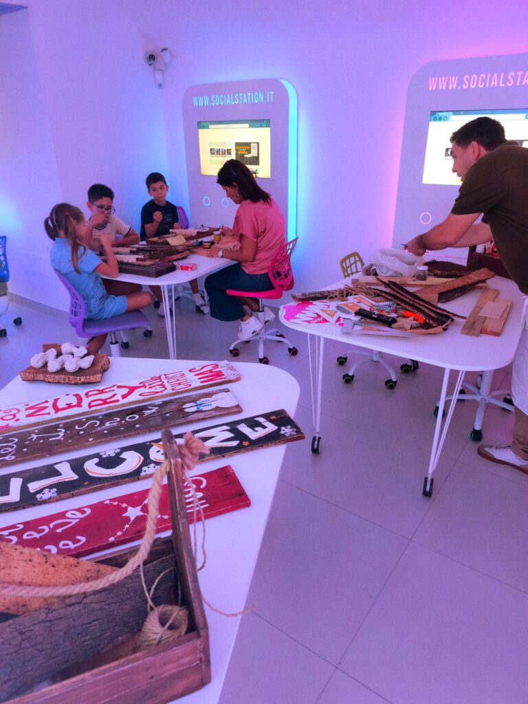 Laboratorio presepe bambini sughero colori PresepeA Lab Attività creativa bambini muschio presepe artigianato natalizio Maestro artigiano laboratorio presepe per bambini Presepe artigianale legno sughero muschio bambini Bambini felici laboratorio presepe artigianato natalizio Attestato partecipazione PresepeA Lab laboratorio bambini Laboratorio PresepeA bambini creatività artigianato natalizio Decorazioni natalizie legno sughero laboratorio bambini