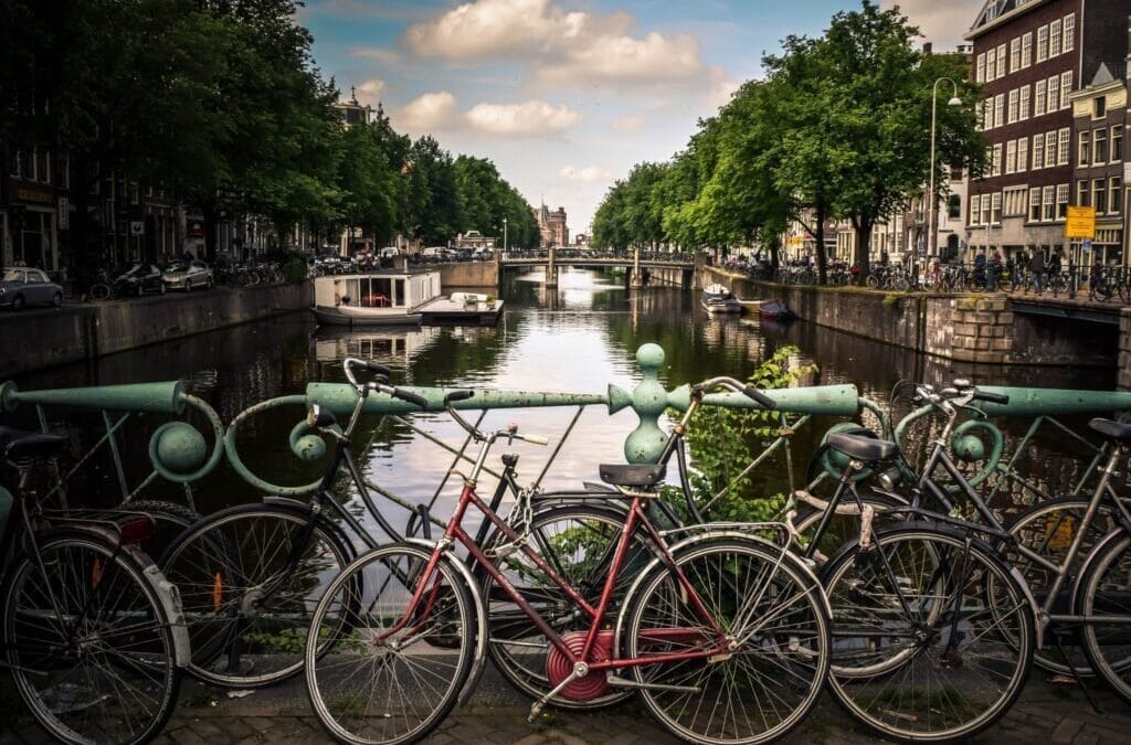 in bici panorama di un canale di Amsterdam con le biciclette